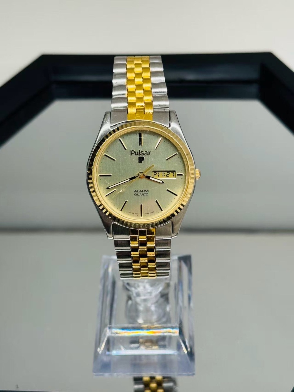Vintage Pulsar Men 33mm Quartz Watch Gold Tone Alarm Date Japan New Battery Runs
